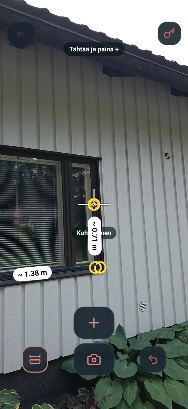 Pikku Mitta AR placing a new measurement point on a building facade through the center crosshair.